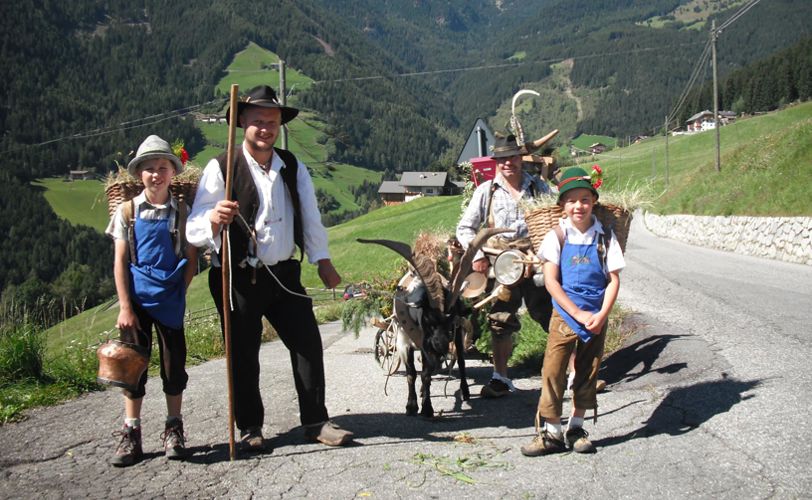 Una famiglia che partecipa alla transumanza del bestiame